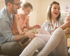 <h2>800 plus zamiast 500 plus</h2>
<p>Podwyżka dla rodzic&oacute;w i opiekun&oacute;w oznacza, że na ich konta będzie wpływać rocznie o 3600 zł więcej środk&oacute;w przeznaczonych na utrzymanie dziecka. Przy dw&oacute;jce dzieci jest to 7200 zł, a tr&oacute;jce &ndash; 10 800 zł.</p>
<p>Według rzeczniczki, tego dnia w całej Polsce na konta rodzic&oacute;w trafi 547 mln zł, kt&oacute;re zostaną wypłacone na 684 tys. dzieci. Kolejny termin wypłat to 4 i 7 stycznia. W tych dniach ZUS przekaże rodzicom łącznie ponad 1,6 mld zł.</p>
<p>&nbsp;</p>
<p>- Po nowym noku osoby uprawnione otrzymają wypłaty w nowej wysokości a informacja o podwyżce zostanie przez nas zamieszczona na indywidualnym koncie na PUE ZUS - dodaje Kowalska-Matis.</p>