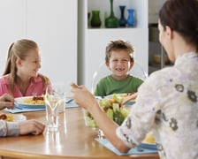 <h2>Ile dzieci korzysta z 500+/800+ na Dolnym Śląsku</h2>
<p>W poprzednim okresie rozliczeniowym, kt&oacute;ry trwał od czerwca 2022 roku do końca maja 2023 r. ZUS przelewał co miesiąc 500+ na ponad 7 mln dzieci.</p>
<p>Tylko w ciągu pierwszych pięciu miesięcy tego roku (do końca okresu rozliczeniowego) na konta rodzic&oacute;w popłynęło ponad 17 mld zł. Na W analogicznym okresie na Dolnym Śląsku,</p>
<p>ZUS wypłacał co miesiąc pieniądze dla ponad 500 tys. dzieci, na konta rodzic&oacute;w w br. przelanych został 1,3 mld zł.</p>
<p>&nbsp;</p>
<h2>&nbsp;</h2>