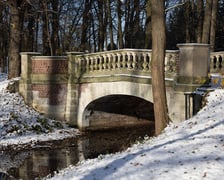 <p>Pałac Korn&oacute;w w Pawłowicach - park i kamienny most</p>