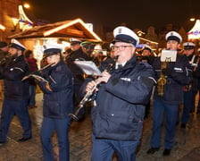 Wieczorem Jarmark Bożonarodzeniowy we Wrocławiu należał do wrocławskiej policji. Zobaczcie na zdjęciach naszego fotoreportera specjalny występ Orkiestry Komendy Wojewódzkiej Policji we Wrocławiu.