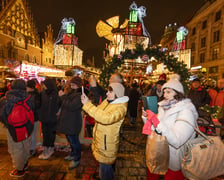 Wieczorem Jarmark Bożonarodzeniowy we Wrocławiu należał do wrocławskiej policji. Zobaczcie na zdjęciach naszego fotoreportera specjalny występ Orkiestry Komendy Wojewódzkiej Policji we Wrocławiu.