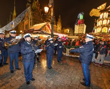 Wieczorem Jarmark Bożonarodzeniowy we Wrocławiu należał do wrocławskiej policji. Zobaczcie na zdjęciach naszego fotoreportera specjalny występ Orkiestry Komendy Wojewódzkiej Policji we Wrocławiu.