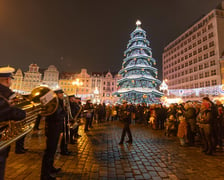 Wieczorem Jarmark Bożonarodzeniowy we Wrocławiu należał do wrocławskiej policji. Zobaczcie na zdjęciach naszego fotoreportera specjalny występ Orkiestry Komendy Wojewódzkiej Policji we Wrocławiu.