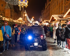 Wieczorem Jarmark Bożonarodzeniowy we Wrocławiu należał do wrocławskiej policji. Zobaczcie na zdjęciach naszego fotoreportera specjalny występ Orkiestry Komendy Wojewódzkiej Policji we Wrocławiu.