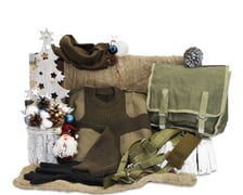 <h3>Zestaw świąteczny</h3>
<ul>
<li>Cena: 118 zł (aktualnie jest na niego promocja)&nbsp;</li>
</ul>
<p>Zestaw zawiera:</p>
<ul>
<li>torba na wyposażenie z szelkami</li>
<li>sweter khaki (rozmiar 104/110/170)</li>
<li>rękawiczki żołnierskie koloru czarnego</li>
<li>szalokominiarka koloru khaki</li>
</ul>