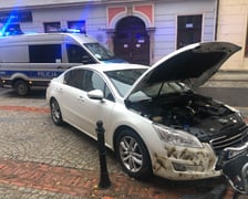 Nadpalony samochód porzucony w okolicach wrocławskiego rynku. W środku pojazdu znajdowały się osobiste rzeczy