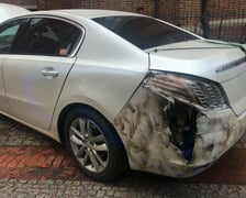 Nadpalony samochód porzucony w okolicach wrocławskiego rynku. W środku pojazdu znajdowały się osobiste rzeczy