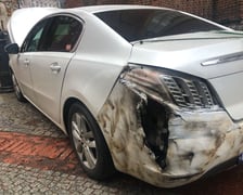 Nadpalony samochód porzucony w okolicach wrocławskiego rynku. W środku pojazdu znajdowały się osobiste rzeczy