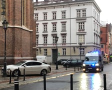 Nadpalony samochód porzucony w okolicach wrocławskiego rynku. W środku pojazdu znajdowały się osobiste rzeczy