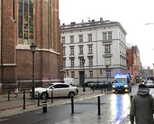 Nadpalony samochód porzucony w okolicach wrocławskiego rynku. W środku pojazdu znajdowały się osobiste rzeczy