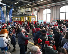 Spotkanie świąteczne z rozdawaniem paczek na zajezdni tramwajowej Borek.