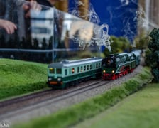 <p>Makieta z pociągami retro na Dworcu Gł&oacute;wnym</p>