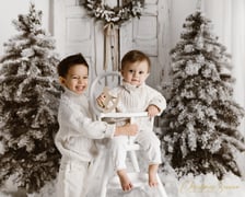 <h3>Kasia Żolik Fotografia Rodzinna</h3>
<p>Studio <a href="https://www.robietofoto.pl/" target="_blank" rel="noopener"><strong>Robietofoto.pl</strong></a> jak co roku zmieniło się w zimowo-świąteczną krainę. Właścicielka&nbsp;&ndash; Kasia Żolik zadbała o wszystkie detale, aby stworzyć dla Was wyjątkowe kadry.</p>
<p>W tym roku są tutaj aż <strong>trzy scenerie</strong>&nbsp;&ndash; duża scena w stylu white z choineczkami i rustykalnymi drzwiami, a wszystko to pokryte mięciutkim i puszystym śniegiem, kt&oacute;ry zachęca do zabawy szczeg&oacute;lnie tych najmłodszych, ale i starszych. Druga &ndash; klasyczna, ciemna scena retro z tysiącami lampeczek, dziadkami do orzech&oacute;w i zapachem piernika oraz trzecia &ndash; granatowa ściana z przepięknym wieńcem, kt&oacute;ra przeniesie Was w cudowny świąteczny czas. Każda ze scenek zaprojektowana jest zar&oacute;wno dla dzieci, jak i zdjęć rodzinnych.&nbsp;&nbsp;</p>
<p>Studio zapewnia <strong>niepowtarzalną garderobę oraz dodatki świąteczne</strong> w postaci czapek, opasek, pojazd&oacute;w, takich jak rowerek czy jeździki świąteczne dla najmłodszych.</p>
<p>Studio znajduje się w centrum, nieopodal Rynku, co zachęca do rodzinnego spaceru na jarmark w drodze z sesji.&nbsp;</p>
<p>&ndash; Po sesji otrzymacie Państwo e-album online ze zdjęciami do samodzielnego wyboru. Otrzymacie także dostęp do sklepu internetowego studio, gdzie będziecie mogli samodzielnie zam&oacute;wić luksusowe albumy czy wydruki z waszymi zdjęciami. Idealnie na pamiątki świąteczne czy zbliżający się w styczniu dzień babci i dziadka &ndash; m&oacute;wi Pani Kasia.</p>
<p>Na trzech pięknych scenkach w ramach jednej sesji można fotografować się&nbsp;<strong>do końca grudnia 2023. </strong>Z kolei scena zimowa white będzie dostępna aż do końca stycznia 2024 i sesje na niej&nbsp; można rezerwować już teraz.&nbsp;</p>
<ul>
<li>Adres: Plac Świętego Macieja 7a.</li>
<li>Sesje na trzech scenach odbywają się w grudniowe weekendy oraz dni robocze.</li>
<li>Rezerwacji sesji należy dokonać wcześniej poprzez <a href="https://robietofoto.zalamo.com/book#/" target="_blank" rel="noopener">panel rezerwacji studio</a>, a jeśli zabraknie wolnych termin&oacute;w w panelu online - wtedy e-mailowo na adres: biuro(at)robietofoto.pl lub telefoniczne: 669 160 504 - w&oacute;wczas dla czytelnik&oacute;w wrocław.pl Pani Kasia zaproponuje dodatkowe terminy z puli.</li>
<li>Koszt sesji zależy od wybranego pakietu (od 680 do 980 zł), a pełen cennik znajduje się <a href="http://www.robietofoto.pl" target="_blank" rel="noopener">na stronie internetowej studio.</a></li>
</ul>