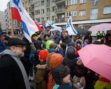 Naczelny rabin Polski przyjechał do Wrocławia, aby spotkać się z młodzieżą pod zniszczoną niedawno Chanukiją