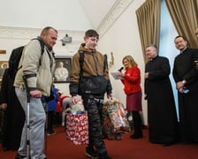 Wręczenie prezentu dla potrzebujących dzieci w ramach akcji Nasza Paka zorganizowanej przez wrocławski Caritas