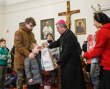 Wręczenie prezentu dla potrzebujących dzieci w ramach akcji Nasza Paka zorganizowanej przez wrocławski Caritas