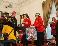 Wręczenie prezentu dla potrzebujących dzieci w ramach akcji Nasza Paka zorganizowanej przez wrocławski Caritas