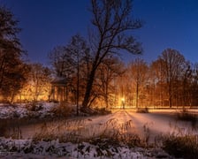 <p>Pałac Korn&oacute;w i pobliski park w Pawłowicach w wieczornej, zimowej odsłonie wygląda pięknie</p>