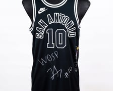 <p>Koszulka Jeremy'ego Sochana, jedynego Polaka grającego obecnie w NBA na aukcji WOŚP. <a href="https://allegro.pl/oferta/jeremy-sochan-oryginalna-koszulka-san-antonio-spurs-nr-10-14834453752">Link do licytacji.</a></p>