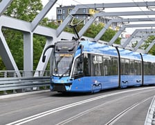 Tramwaj linii 23 jedzie na Nowy Dwór przez nowy wiadukt nad torami kolejowymi.