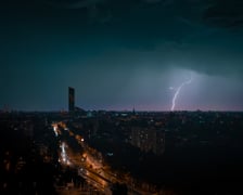 Nocna panorama Wrocławia. W tle Sky Tower