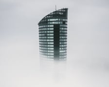 Sky Tower we Wrocławiu na zdjęciu z drona