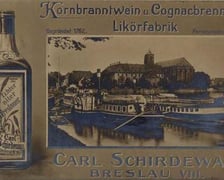 <p>Lata 1900-1920, poczt&oacute;wka reklamowa wytw&oacute;rni w&oacute;dek Carla Schirdewana z widokiem przedstawiającym kości&oacute;ł i bibliotekę "Na Piasku".</p>