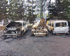Spalone samochody przy Dokerskiej
