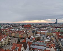 <p>Rynek, a w tle Krzyki i Sky Tower. Panorama Wrocławia - widok z kościoła św. Elżbiety</p>