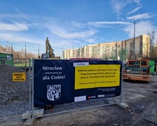 <p>Postęp prac budowlanych zaplecza szatniowo-sanitarnego przy boisku przy ul. Orzechowej (luty 2024)</p>