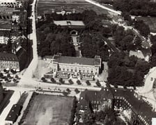 1930 , Etablissement Friebeberg, otaczający go park, ulice Sztabowa, Powstańców Śląskich i fragment placu Powstańców Śląskich na zdjęciu z ok. 1930 roku.