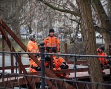 Drewniana Kładka św. Antoniego nad fosą w trakcie budowy, druga połowa stycznia 2024