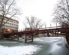 Drewniana Kładka św. Antoniego nad fosą w trakcie budowy, druga połowa stycznia 2024