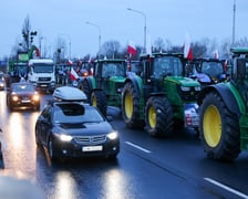 <p>Rolnicy blokujący aleję Jana III Sobieskiego we Wrocławiu (poranek 12 lutego 2024)&nbsp;&nbsp;</p>