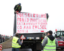 <p>Rolnicy blokujący aleję Jana III Sobieskiego we Wrocławiu (poranek 12 lutego 2024)&nbsp;&nbsp;</p>