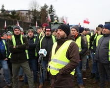 <p>Rolnicy blokujący aleję Jana III Sobieskiego we Wrocławiu, ubrani w odblaskowe kamizelki. W środku Dominik Nikody (poranek 12 lutego 2024)&nbsp;&nbsp;</p>