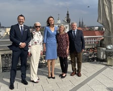 Przewodnicząca Sejmu Republiki Litewskiej Viktorija Čmilytė-Nielsen, ambasador Litwy Eduardas Borisovas (pierwszy z prawej) oraz konsul honorowy Republiki Litewskiej Tomasz Kosoń we Wrocławiu pan Tomasz Kosoń.