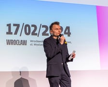 <p>Konferencja &bdquo;Otwarte głowy&rdquo; we Wrocławskim Centrum Kongresowym &ndash; prowadzący Piotr Jacoń</p>