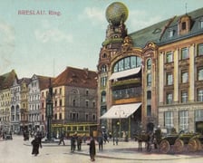 <p>Dom handlowy braci Barasch w 1917 r., jeszcze z globusem</p>