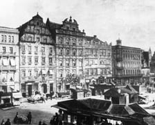 Pierwszy z lewej to już nowo wybudowany w 1856 Dom Handlowy Moritza Sachsa, druga od lewej to kamienica nr 31 jeszcze przed wyburzeniem w 1871. W jej miejsce wzniesiono mieszkalno-handlową kamienicę czynszową. Właścicielem był Moritz Sachs, żydowski potentat finansowy, który sprzedał ją braciom Barasch w 1900 r.