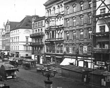 Rynek – strona wschodnia na tzw. stronie Zielonej Trzciny, lata 1873 z widocznym nowym Domem Handlowym Moritza Sachsa oraz kamienica 31