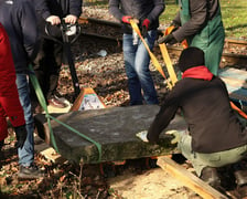 Operacja przenosin płyty nagrobnej Berthy Bober