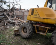 Zniszczony budynek przy al. Kasprowicza we Wrocławiu