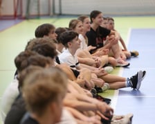 Koszykarze Harlem Globetrotters i Śląska Wrocław w szkole podstawowej. Dobrzykowice, 07.03.2024