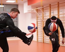 Koszykarze Harlem Globetrotters i Śląska Wrocław w szkole podstawowej. Dobrzykowice, 07.03.2024