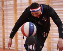 Koszykarze Harlem Globetrotters i Śląska Wrocław w szkole podstawowej. Dobrzykowice, 07.03.2024