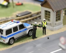 Policjanci z granatnikiem. Aluzja do słynnego incydentu w Komendzie Głównej Policji