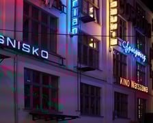 podwórko neonów przy ul. Ruskiej 46 we Wrocławiu