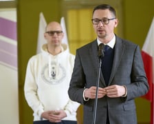 <p>Konferencja prasowa przekazania szkole LZN przy ul. Kiełczowskiej defibrylator&oacute;w. Podczas konferencji uczmniowie zorganizowali pokaz udzielania pierwszej pomocy&nbsp;&nbsp;</p>