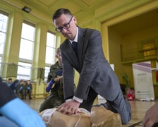 <p>Konferencja prasowa przekazania szkole LZN przy ul. Kiełczowskiej defibrylator&oacute;w. Podczas konferencji uczmniowie zorganizowali pokaz udzielania pierwszej pomocy&nbsp;&nbsp;</p>